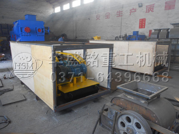 兩臺(tái)46對(duì)輥破碎機(jī)裝箱出口發(fā)貨現(xiàn)場4.jpg